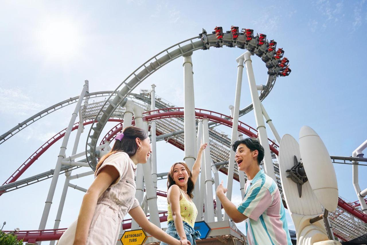 Resorts World Sentosa - Hotel Singapore Exterior foto Visitors at the Dragon roller coaster