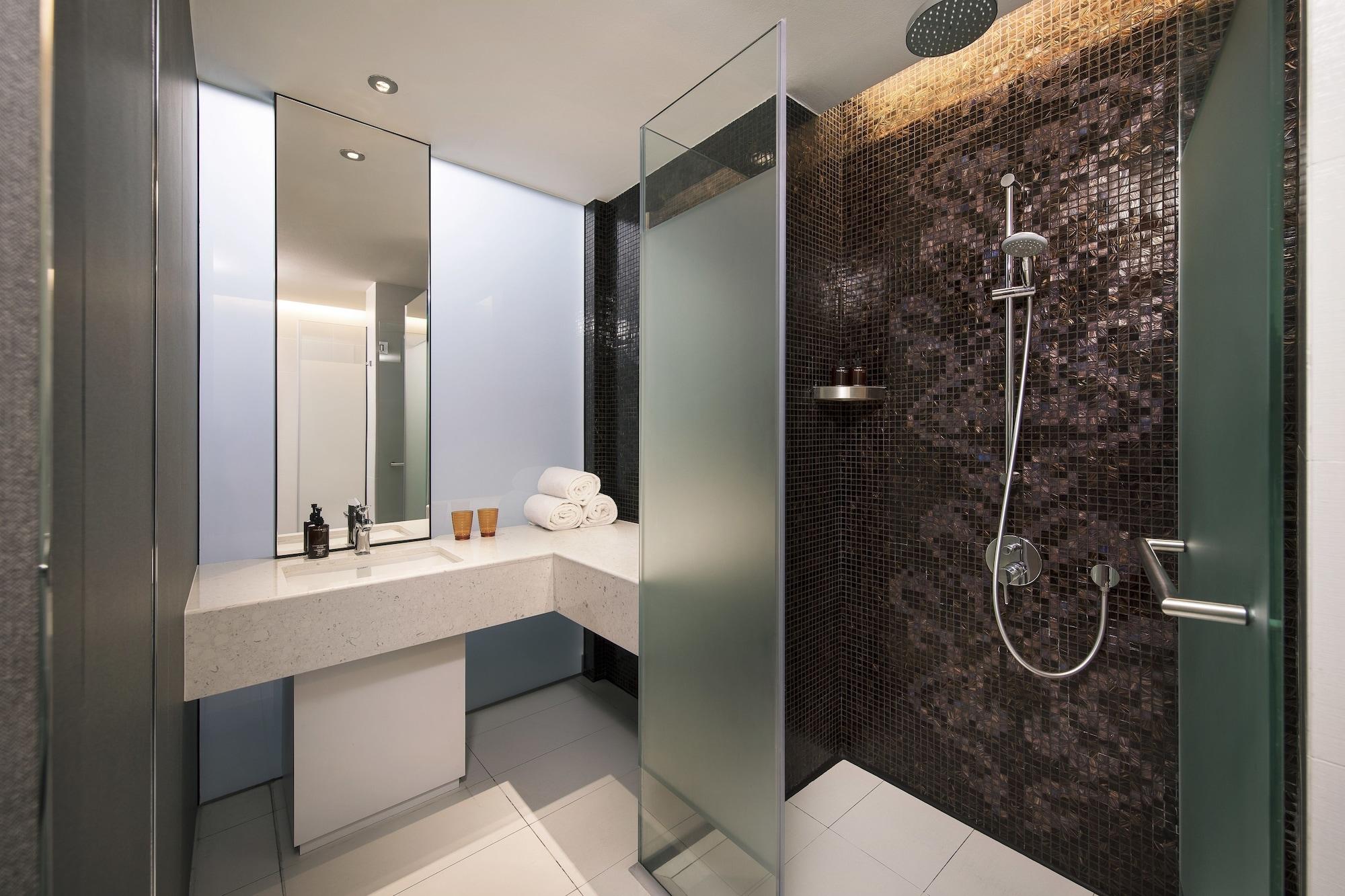 Resorts World Sentosa - Hotel Singapore Exterior foto A shower with a sliding door