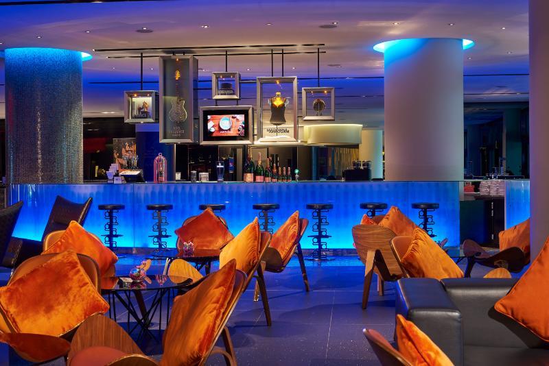 Resorts World Sentosa - Hotel Singapore Exterior foto The bar at the hotel